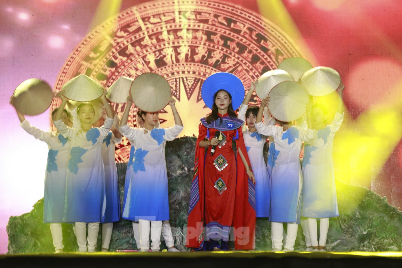 Sau 2 vòng thi, Ban Tổ chức đã lựa chọn ra 5 thí sinh xuất sắc nhất để tham gia vòng thi ứng xử, tìm ra ngôi vị hoa khôi của cuộc thi.