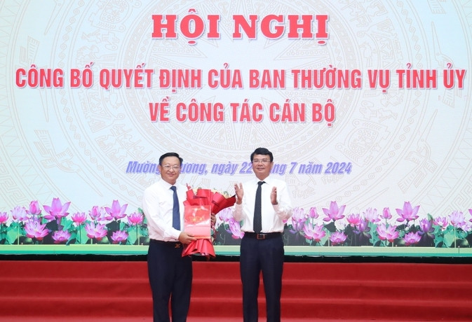 Bí thư Tỉnh ủy Lào Cai trao Quyết định và tặng hoa chúc mừng tân Bí thư Huyện ủy Mường Khương Giàng Seo Vần. Ảnh BLC. Bí thư Tỉnh ủy Lào Cai trao Quyết định và tặng hoa chúc mừng tân Bí thư Huyện ủy Mường Khương Giàng Seo Vần. Ảnh BLC.