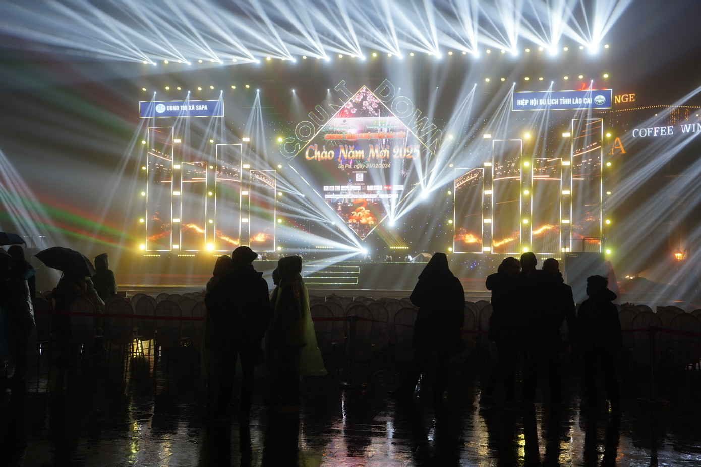 Tham gia chương trình, du khách say đắm trong những điệu nhạc trữ tình, các khối kiến trúc nghệ thuật như cây thông Noel, linh vật, các tiểu cảnh hoa đặc trưng theo mùa. Tham gia chương trình, du khách say đắm trong những điệu nhạc trữ tình, các khối kiến trúc nghệ thuật như cây thông Noel, linh vật, các tiểu cảnh hoa đặc trưng theo mùa.