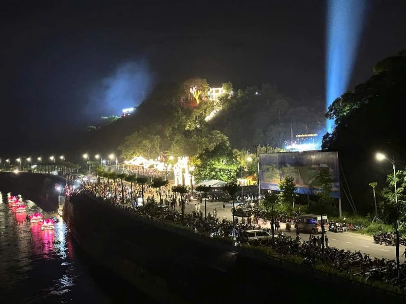 Ngay từ tối 19/8, đông đảo người dân và du khách thập phương đã đến tham quan, chiêm bái tại đền Bảo Hà.