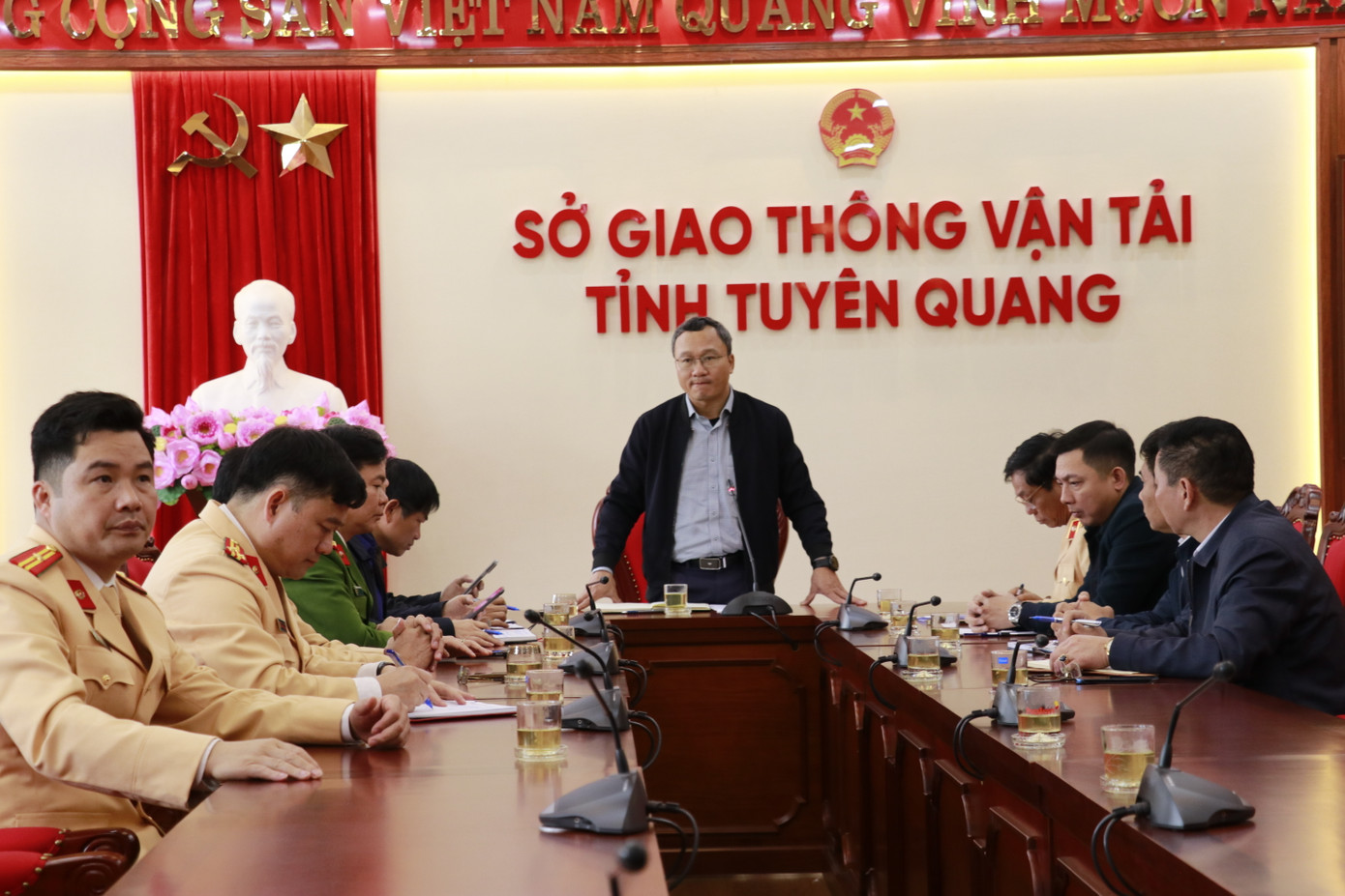 Ông Khuất Việt Hùng, Phó Chủ tịch chuyên trách Ủy ban an toàn giao thông (ATGT) quốc gia kết luận tại buổi làm việc các cơ quan ban ngày của tỉnh, Cục CSGT. Ông Khuất Việt Hùng, Phó Chủ tịch chuyên trách Ủy ban an toàn giao thông (ATGT) quốc gia kết luận tại buổi làm việc các cơ quan ban ngày của tỉnh, Cục CSGT.