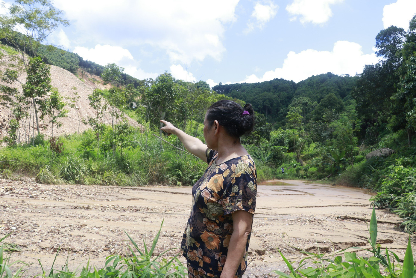 Gia đình nhà bà Nổi có ao cá gần 1ha bị vùi lấp.