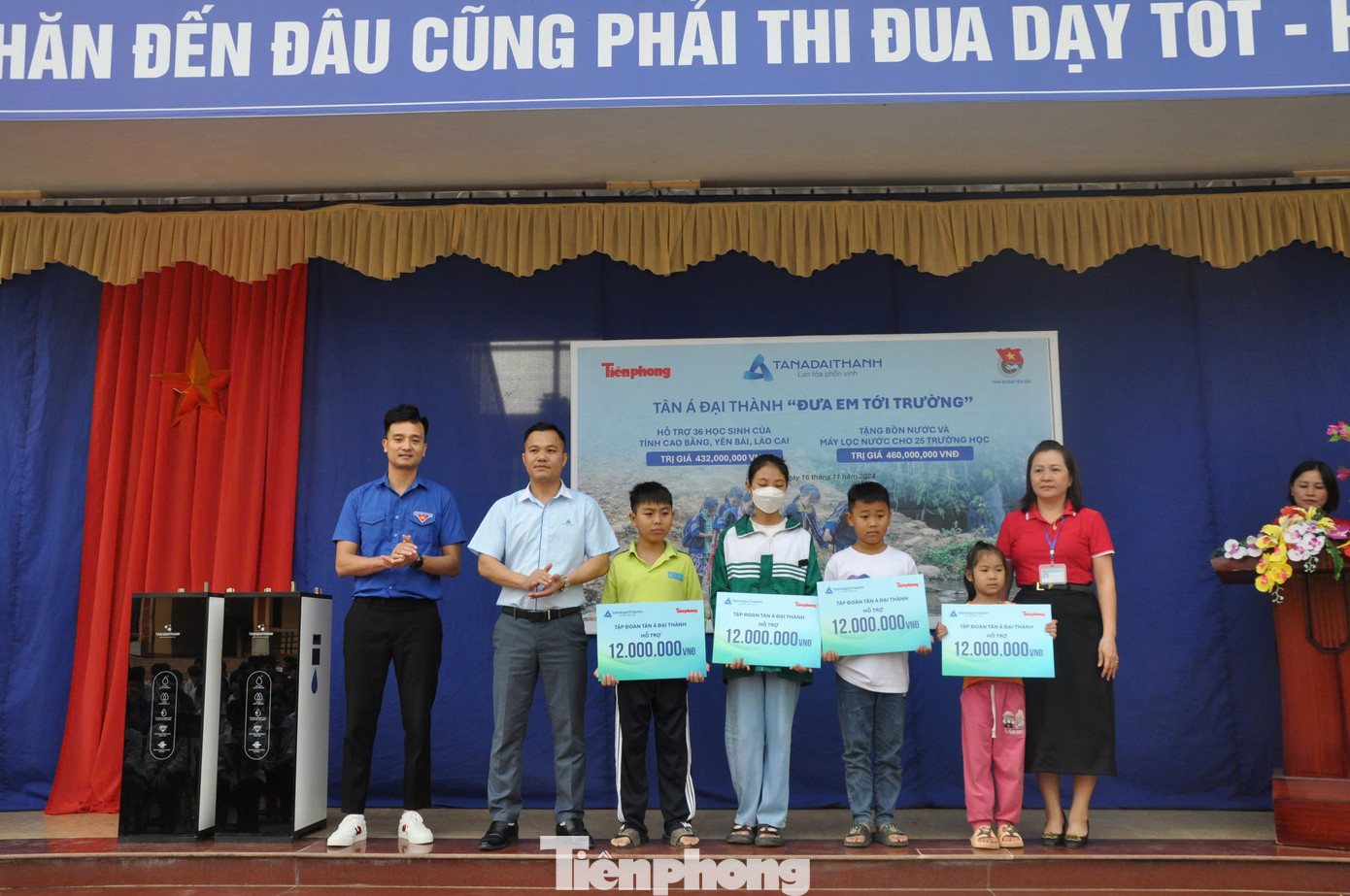 Tập đoàn Tân Á Đại Thành trao tặng 13 suất học bổng cho các em học sinh Trường Tiểu học và THCS Minh Bảo với tổng giá trị hơn 160 triệu đồng. Tập đoàn Tân Á Đại Thành trao tặng 13 suất học bổng cho các em học sinh Trường Tiểu học và THCS Minh Bảo với tổng giá trị hơn 160 triệu đồng.