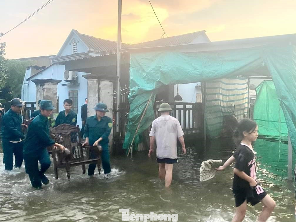 Trong khi đó, tại xã Mỹ Bằng, huyện Yên Sơn, tỉnh Tuyên Quang, nước dâng cao do thủy điện Thác Bà xả lũ cũng khiến 5 thôn bao gồm: Cây Quân, Cây Quýt, 14, 15, Tâm Bằng và nhiều hecta hoa màu bị ảnh hưởng.