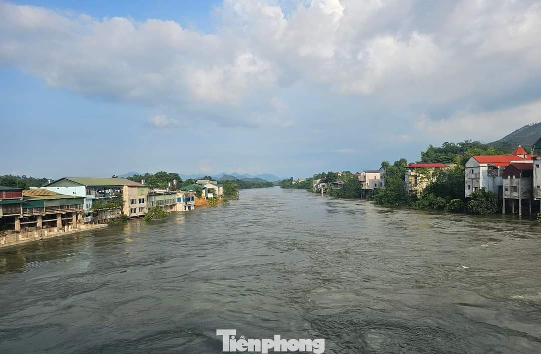 Theo thống kê của ban chỉ huy Phòng chống thiên tai - Tìm kiếm cứu nạn (PCTT - TKCN) huyện Yên Bình, đến 9h ngày 6/8, đã có 49 nhà dân, 30 xưởng gỗ bóc và 1 xưởng sản xuất đũa bị thiệt hại, ảnh hưởng do thủy điện xả lũ gây ra.