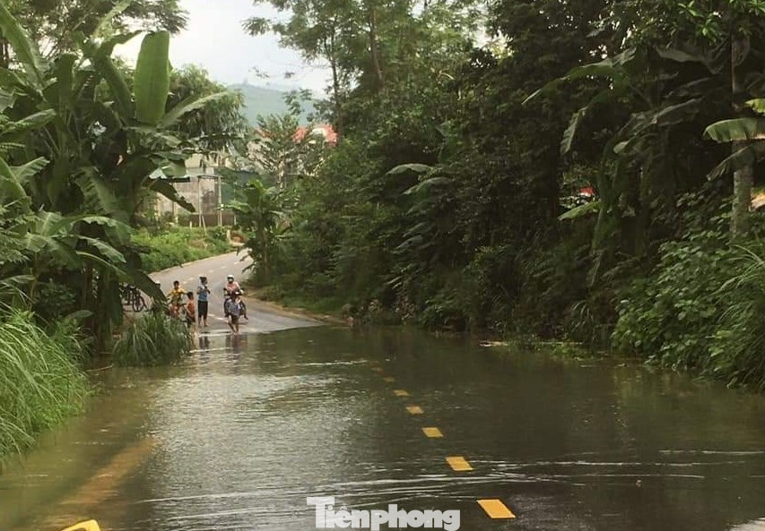 Chị Nguyễn Thị Dạ Ngân (ở thị trấn Thác Bà, huyện Yên Bình) cho biết, đây là đợt xả lũ lớn nhất trong hơn 10 năm qua tại thủy điện. Mực nước dâng nhanh khiến nhiều người dân khu vực lân cận dù được thông báo nhưng vẫn bị ngập úng, ảnh hưởng nhiều đến hoa màu, vật nuôi.