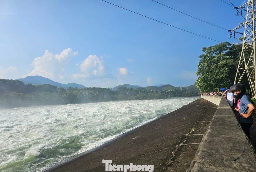 Trong quá trình xả lũ đã khiến nước sông Chảy ở hạ lưu dâng cao, gây ngập úng, ảnh hưởng đến hoa màu, thủy sản và sản xuất của người dân của huyện Yên Bình, tỉnh Yên Bái và huyện Yên Sơn, tỉnh Tuyên Quang.
