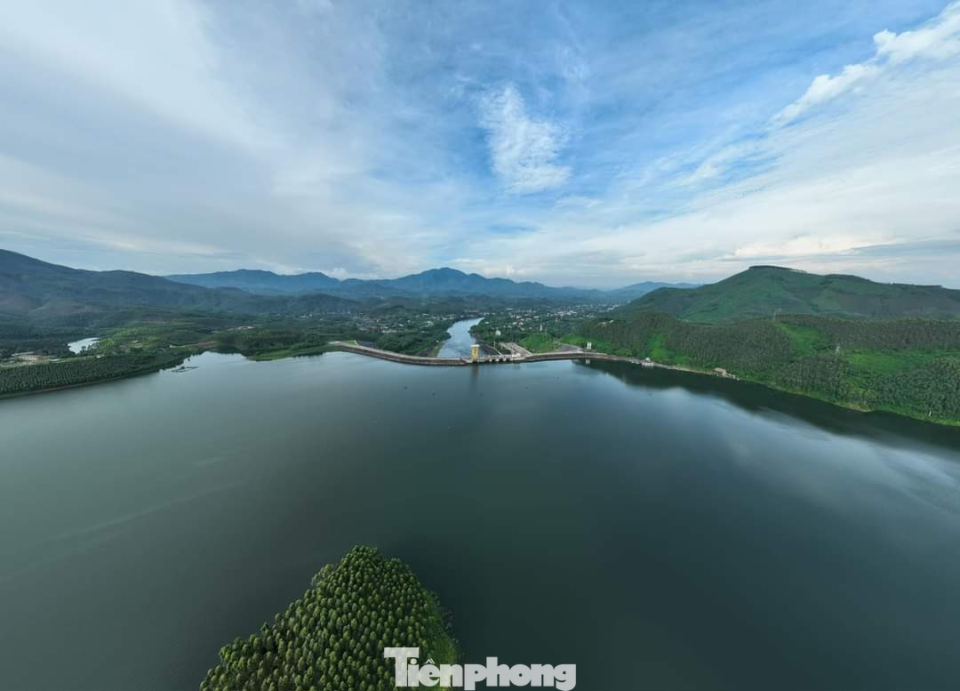 Theo thông tin từ thủy điện Thác Bà (địa chỉ tại thị trấn Thác Bà, huyện Yên Bình, tỉnh Yên Bái), vào 14h, ngày 5/8, đơn vị tiến hành mở cửa xả mặt thứ 3. Trước đó, 19h ngày 4/8, đơn vị đã mở một cửa xả lũ do lượng nước từ thượng nguồn sông Chảy dâng cao.