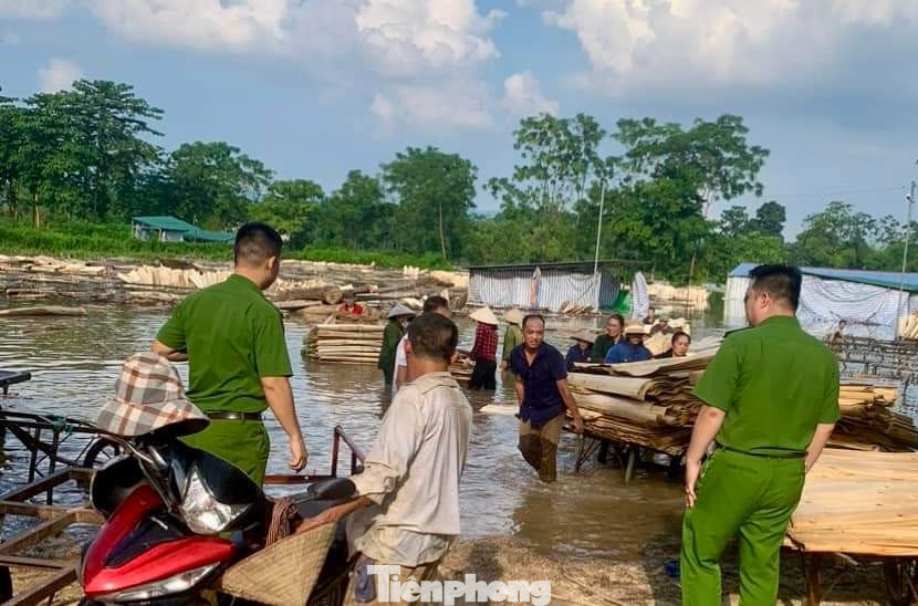 Ngay khi nhận được tin báo về việc ngập lụt, các xã, thị trấn trên địa bàn huyện Yên Bình tổ chức phương án ứng cứu; hỗ trợ người dân di chuyển đồ đạc đến nơi an toàn. Các xưởng sản xuất, các hộ kinh doanh đã di chuyển máy móc và hàng hóa đến nơi an toàn.