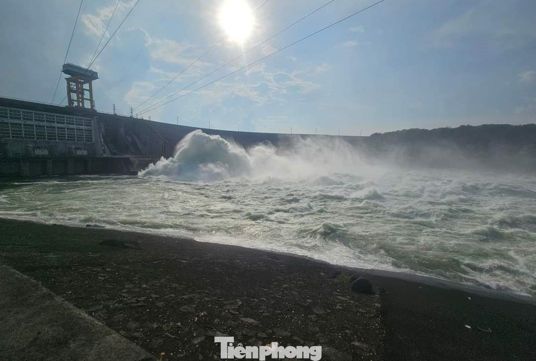 Theo ông Cường, trong 24 giờ tới, Công ty cổ phần Thủy điện Thác Bà sẽ tiếp tục duy trì tổng lưu lượng xả về hạ du 1800 m³/s và có thể tăng thêm. Lý do bởi các thủy điện trên thượng nguồn sông Chảy đang tiếp tục xã lũ với lưu lượng lớn.