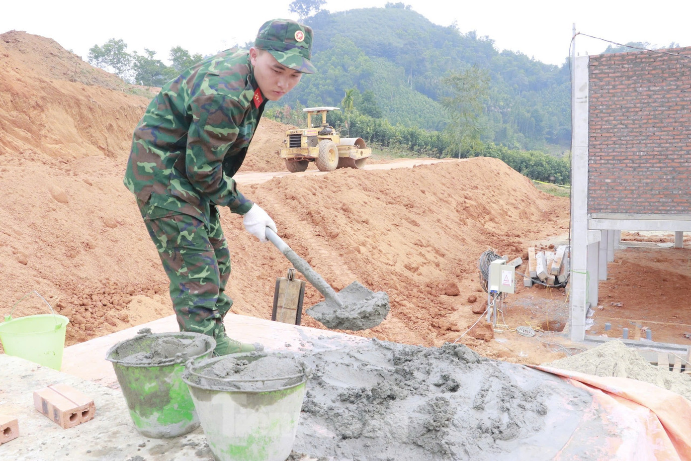 Chị Hoàng Thị Nhiên (thôn Át Thượng, xã Minh Xuân - Gia đình được sắp xếp đến ở tại khu tái định cư) cho biết, sau cú sốc mất đi người chồng, bản thân rất suy sụp, nhà cửa bị vùi lấp hết. "Em cảm ơn Đảng, Nhà nước cùng các chiến sỹ bộ đội Quân Khu 2 đã giúp đỡ gia đình xây một căn nhà mới", chị Nhiên tâm sự.