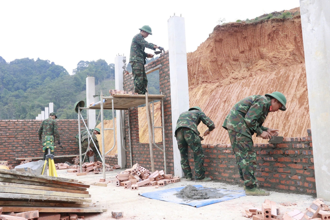 Chị Hoàng Thị Nhiên (thôn Át Thượng, xã Minh Xuân - Gia đình được sắp xếp đến ở tại khu tái định cư) cho biết, sau cú sốc mất đi người chồng, bản thân rất suy sụp, nhà cửa bị vùi lấp hết. "Em cảm ơn Đảng, Nhà nước cùng các chiến sỹ bộ đội Quân Khu 2 đã giúp đỡ gia đình xây một căn nhà mới", chị Nhiên tâm sự.