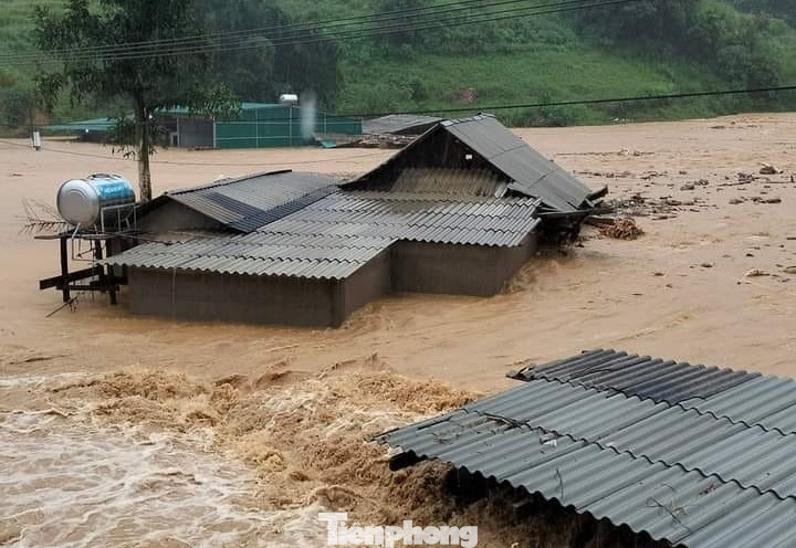 Tuy nhiên tại thôn Mảnh Tàu, xã Bản Mù do lũ về lúc 2h đêm nên đã có 9 hộ dân bị ngập lụt, các tuyến đường giao thông trong đó có tuyến đường tỉnh lộ 174 đã huy động máy móc, phương tiện để khắc phục nhưng do địa chất yếu, và đang tiếp tục sạt lở chưa thể tiếp cận được.