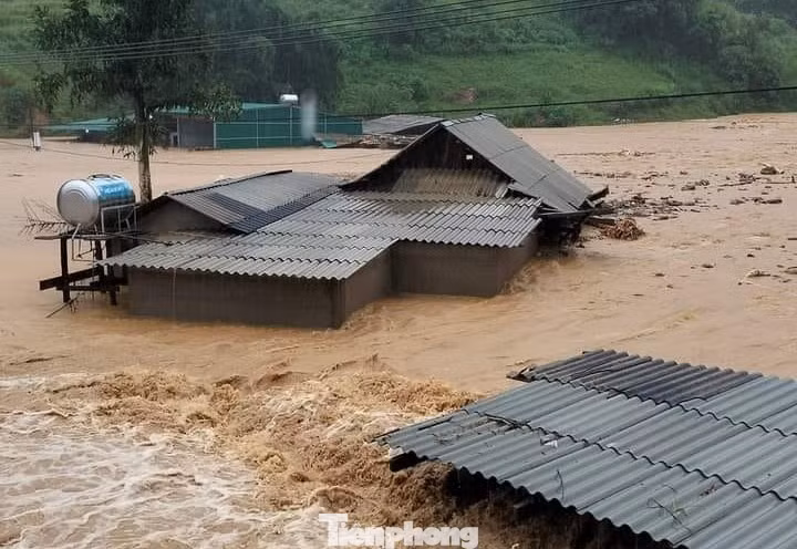 Tuy nhiên tại thôn Mảnh Tàu, xã Bản Mù do lũ về lúc 2h đêm nên đã có 9 hộ dân bị ngập lụt, các tuyến đường giao thông trong đó có tuyến đường tỉnh lộ 174 đã huy động máy móc, phương tiện để khắc phục nhưng do địa chất yếu, và đang tiếp tục sạt lở chưa thể tiếp cận được.