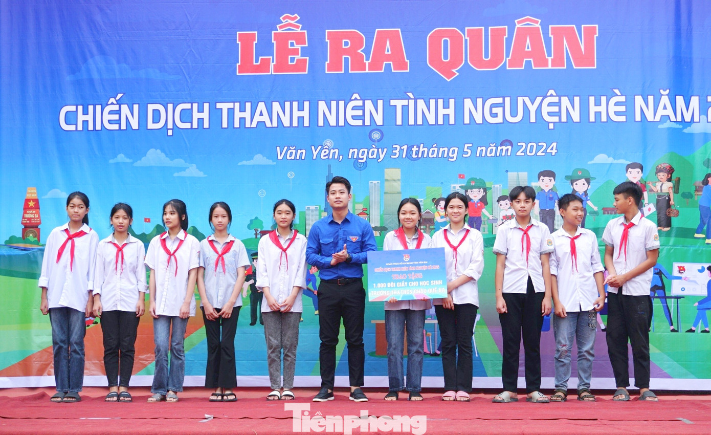 Ban tổ chức trao biểu trưng 1.000 đôi giày cho các em học sinh trường Phổ thông DTBT và Tiểu học Châu Quế Hạ và trường PTDTBT và THCS Châu Quế Hạ.