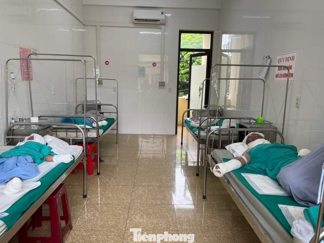 Trong 4 thành viên bị bỏng, cháu Phềnh phải chuyển tuyến đến Bệnh viện Bỏng Trung ương trong tình trạng nguy kịch. Trong 4 thành viên bị bỏng, cháu Phềnh phải chuyển tuyến đến Bệnh viện Bỏng Trung ương trong tình trạng nguy kịch.