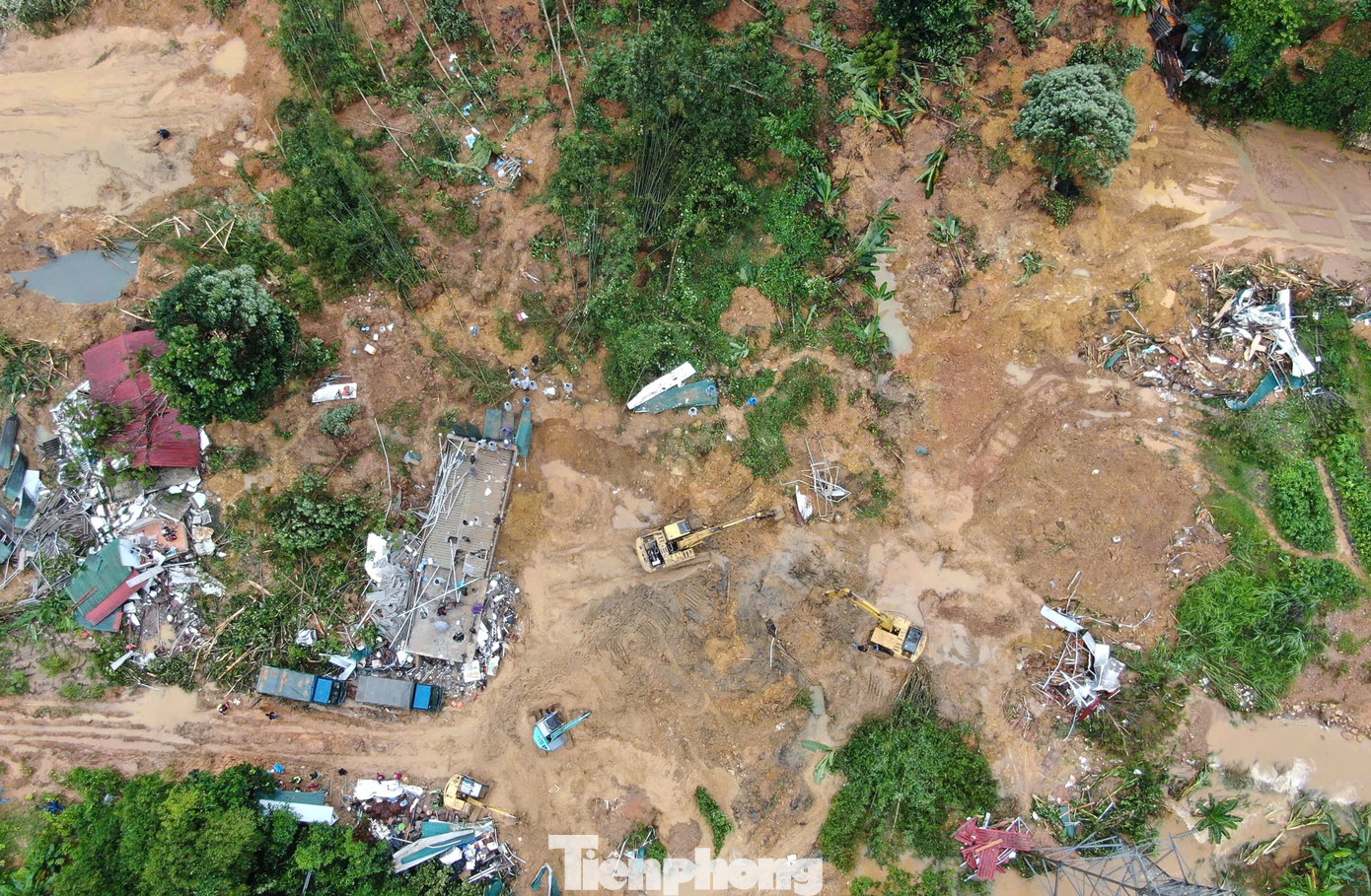 Lực lượng chức năng huy động thêm máy xúc chia làm 2 hướng, triển khai các hoạt động dọn dẹp hiện trường, san gạt đất đá, nhanh chóng thông tuyến các đoạn đường giao thông đang bị đất đá gây ách tắc, nhất là trên tuyến quốc lộ 2. Một bộ phận tập trung hoạt động tìm kiếm nạn nhân mất tích tại Km49, thôn Nậm Buông, nơi được xác định vẫn còn 2 nạn nhân bị đất đá vùi lấp, chưa tìm thấy.