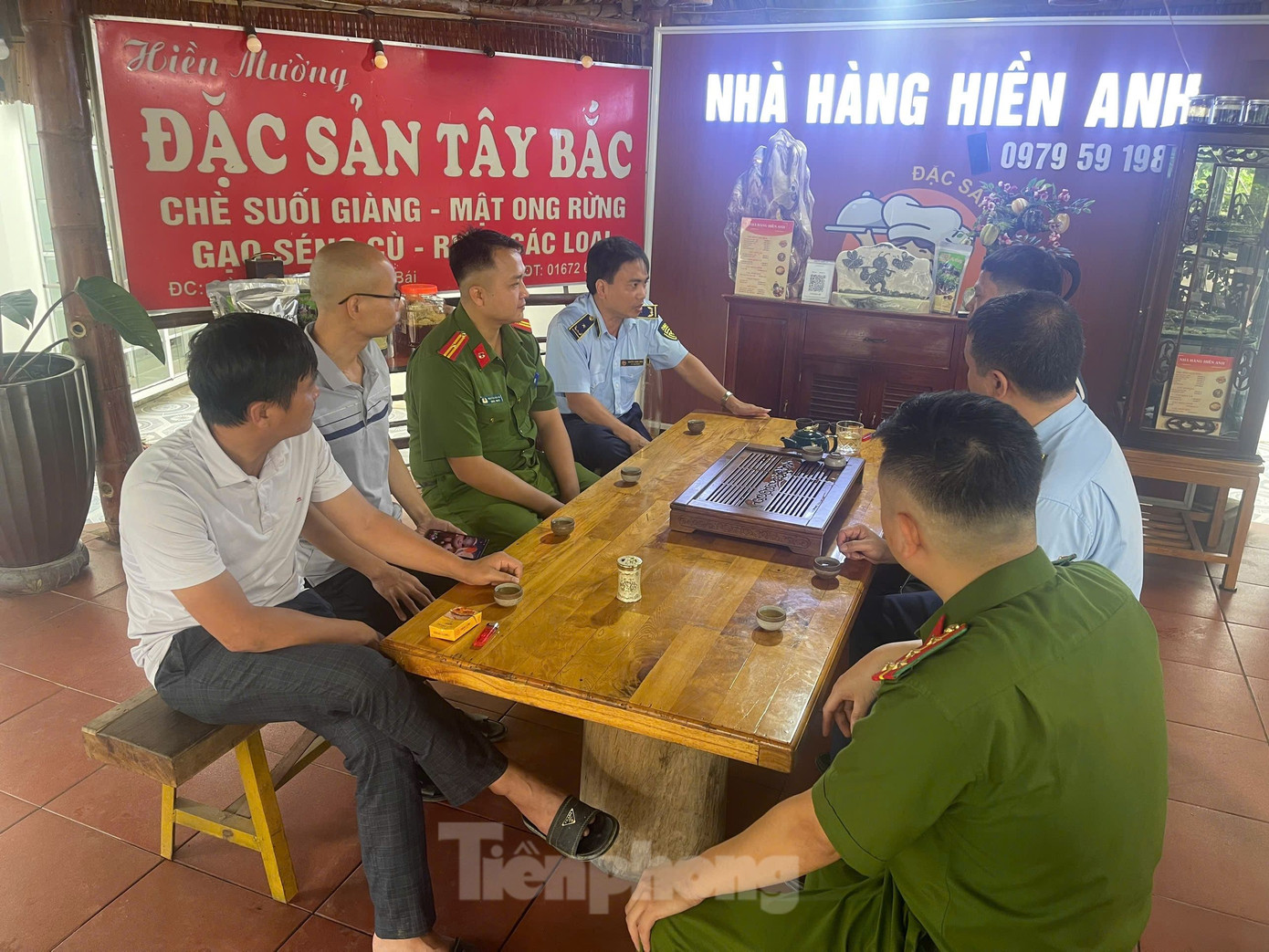 Lực lượng chức năng làm việc với nhà hàng xác minh thông tin đăng tải trên mạng xã hội.