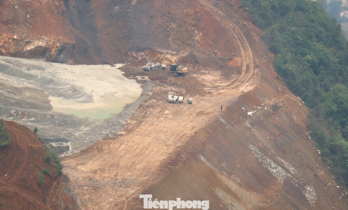 Hồ chứa bùn thải quặng đuôi của nhà máy tuyển quặng chì kẽm tại mỏ Trống Pá Sang thường xuyên bị người dân tố tràn nước thải ra ngoài môi trường. Hồ chứa bùn thải quặng đuôi của nhà máy tuyển quặng chì kẽm tại mỏ Trống Pá Sang thường xuyên bị người dân tố tràn nước thải ra ngoài môi trường.