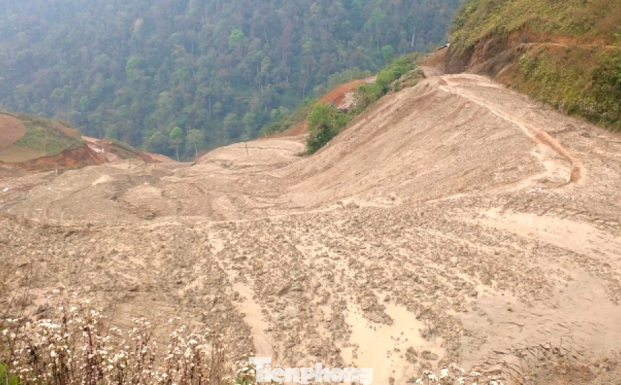 UBND tỉnh Yên Bái đình chỉ hoạt động 4,5 tháng đối với mỏ chì kẽm Trống Pá Sang để khắc phục hậu quả. UBND tỉnh Yên Bái đình chỉ hoạt động 4,5 tháng đối với mỏ chì kẽm Trống Pá Sang để khắc phục hậu quả.