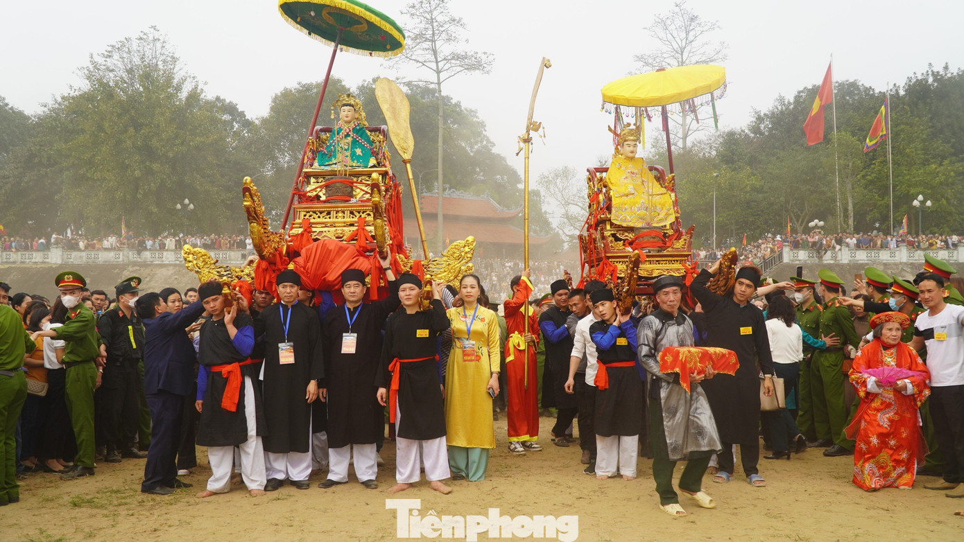 Dân bản rước kiệu Mẫu từ đền Đông Cuông sang miếu Ghềnh thăm Đức Ông. Thứ tự đội hình rước kiệu được bố trí Cờ ngũ hành, Cờ hội, Chiêng, Trống, Đội múa dân tộc, Lễ vật, Đôi vật, Chủ lễ, thầy mo (bê hòm sắc phong), Kiệu Mẫu, Nhạc bát âm, Kiệu vua Páo, Quan viên và đông đảo nhân dân thôn bản, du khách, thiện tín thập phương…