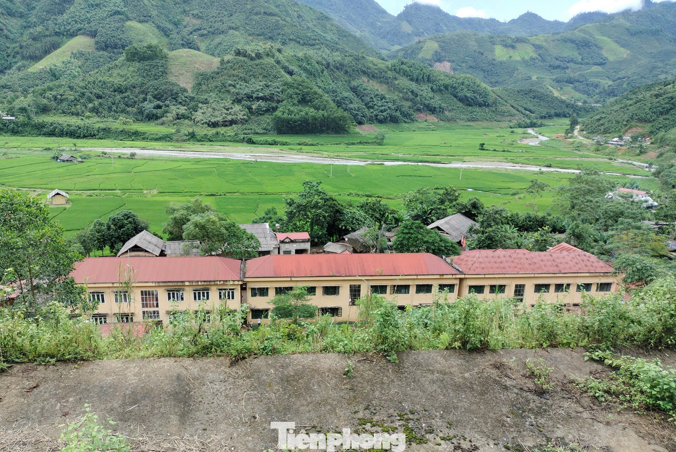 Khu vực taluy sạt lở nằm trên trên cao gây nguy hiểm cho các em học sinh. Khu vực taluy sạt lở nằm trên trên cao gây nguy hiểm cho các em học sinh.