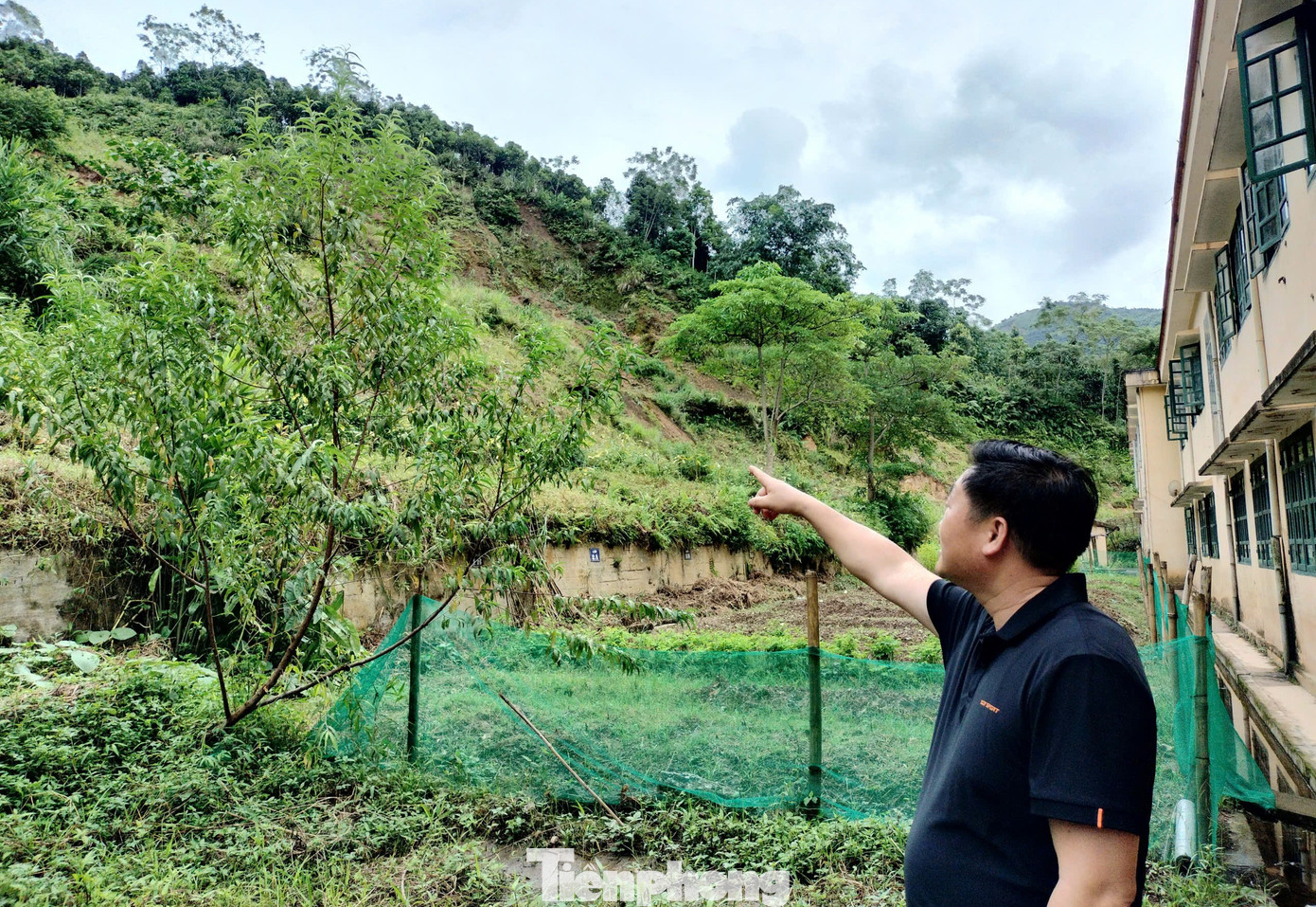 Dù đã được gia cố, khắc phục nhưng taluy vẫn có dấu hiệu sạt lở tiếp gây nguy hiểm. Dù đã được gia cố, khắc phục nhưng taluy vẫn có dấu hiệu sạt lở tiếp gây nguy hiểm.