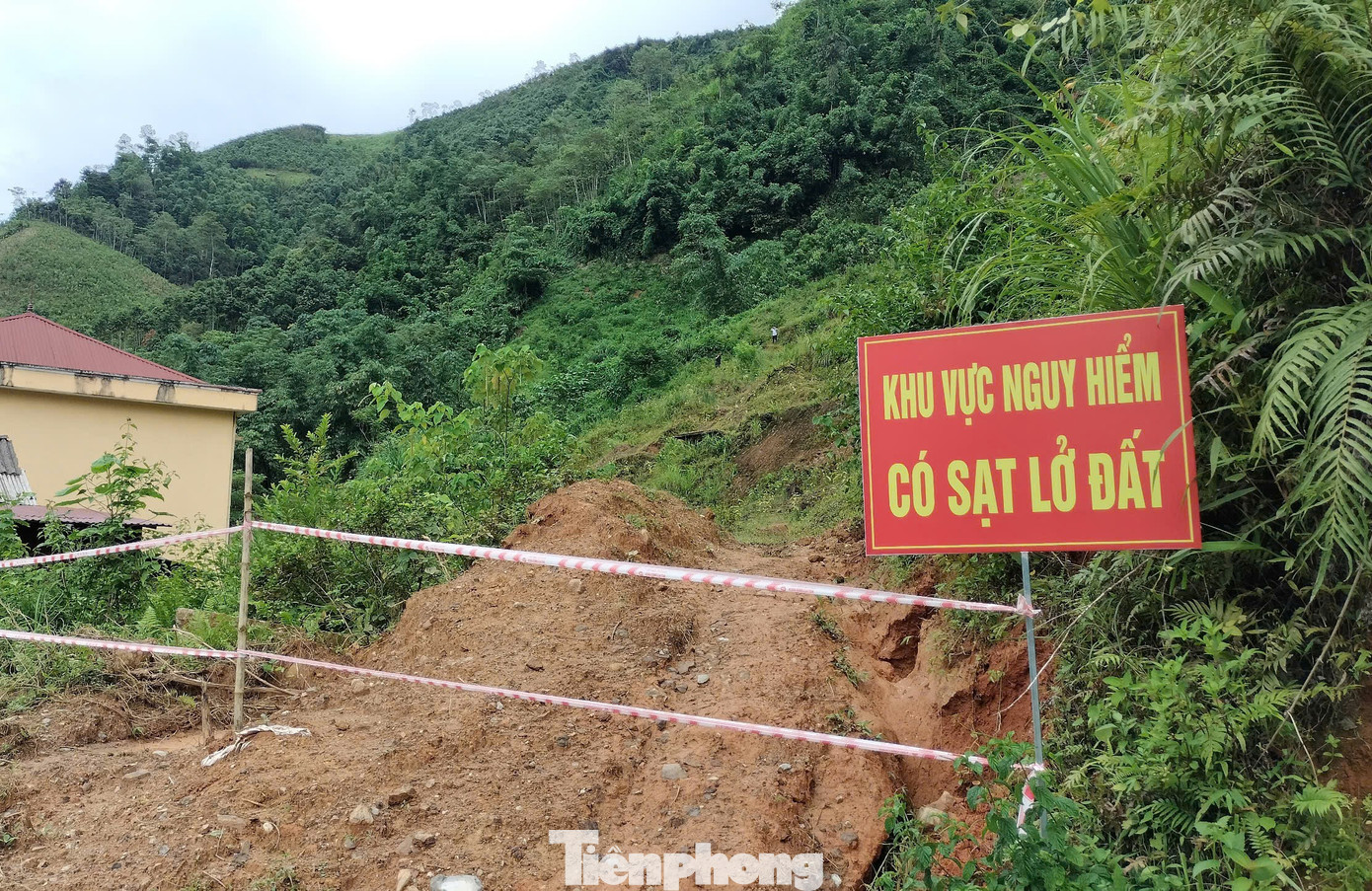 Việc di dời đảm bảo an toàn cho việc dạy và học của các em học sinh trên địa bàn. Việc di dời đảm bảo an toàn cho việc dạy và học của các em học sinh trên địa bàn.