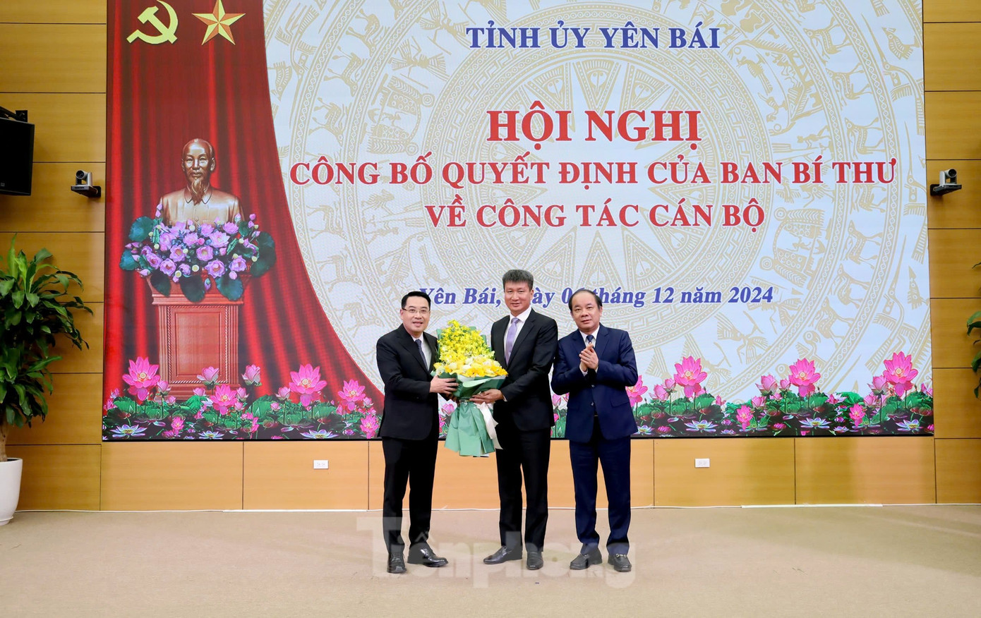 Ông Trần Huy Tuấn - Bí thư Tỉnh ủy Yên Bái tặng hoa chúc mừng ông Nguyễn Tuấn Anh Ông Trần Huy Tuấn - Bí thư Tỉnh ủy Yên Bái tặng hoa chúc mừng ông Nguyễn Tuấn Anh