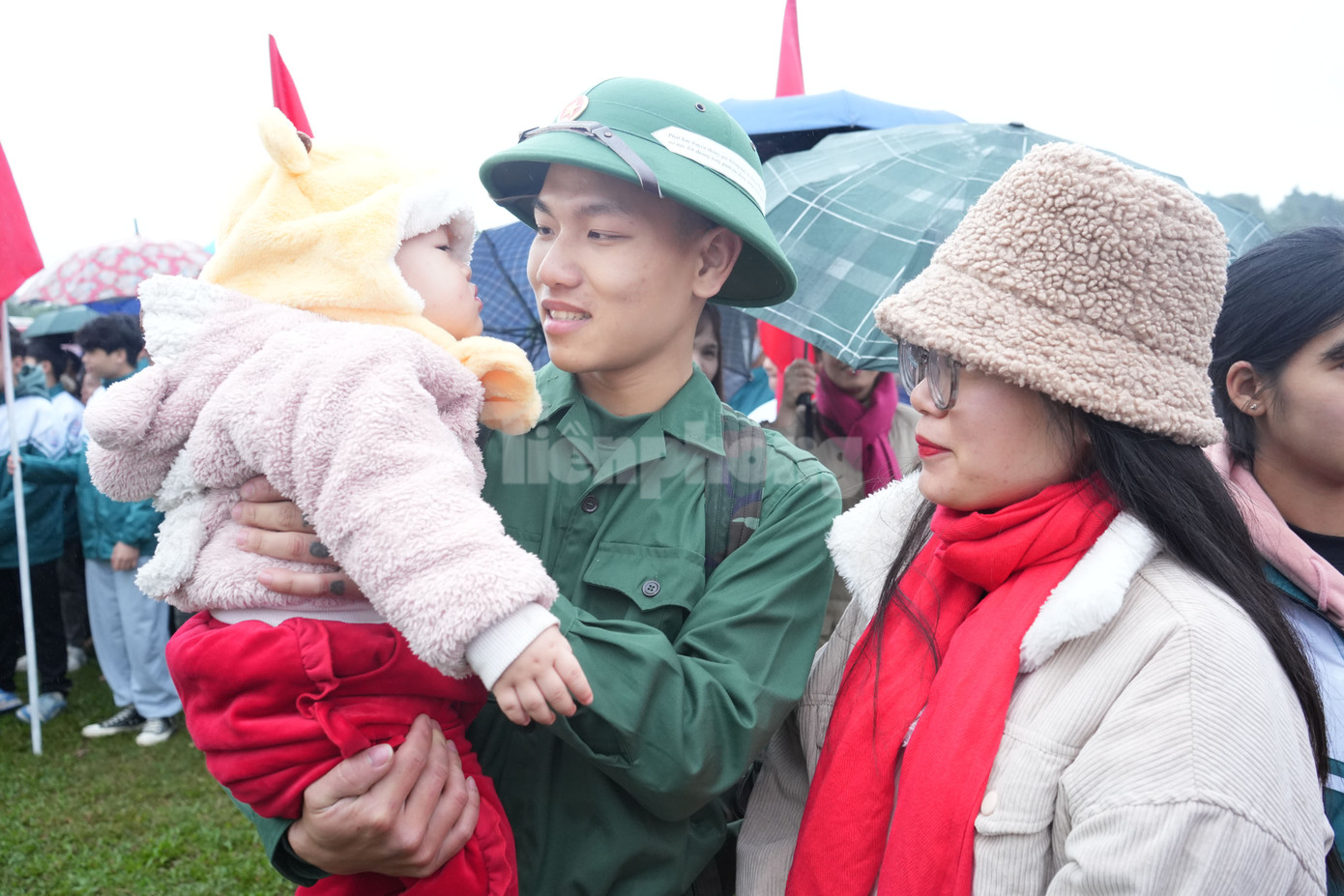 Trước giờ lên đường, không ít những tân binh xúc động khi chào người thân, gia đình.