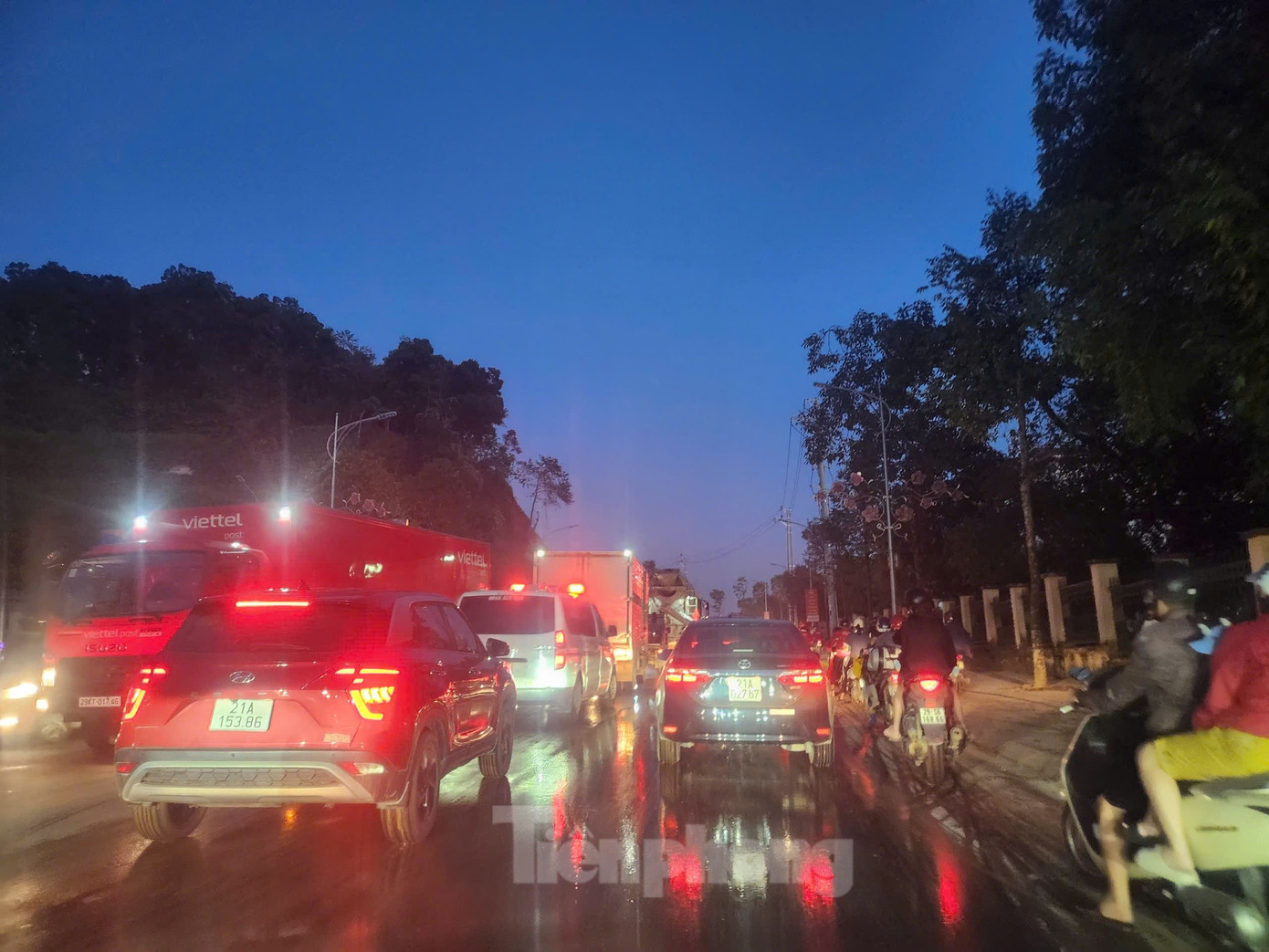 Các phương tiện di chuyển qua cầu Bách Lẫm, cầu Tuần Quán và các cầu khác để lưu thông qua lại.