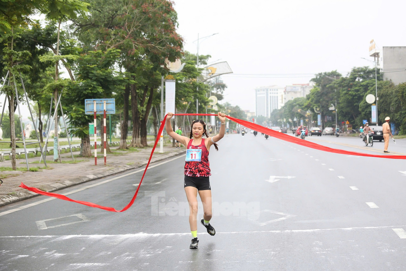 Các vận động viên nữ tham gia chạy với cự ly 3km. Các vận động viên nữ tham gia chạy với cự ly 3km.