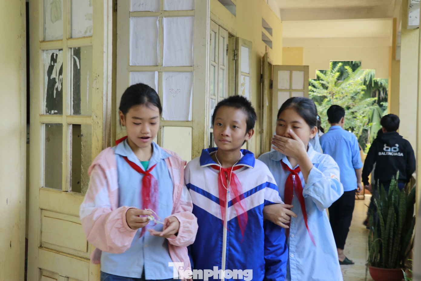 Thầy Vinh cho biết thêm, so với trước đây Thảo Ngọc nhút nhát hơn, nhưng kết quả học tập của bạn rất tốt, được các bạn học trong lớp rất yêu quý.