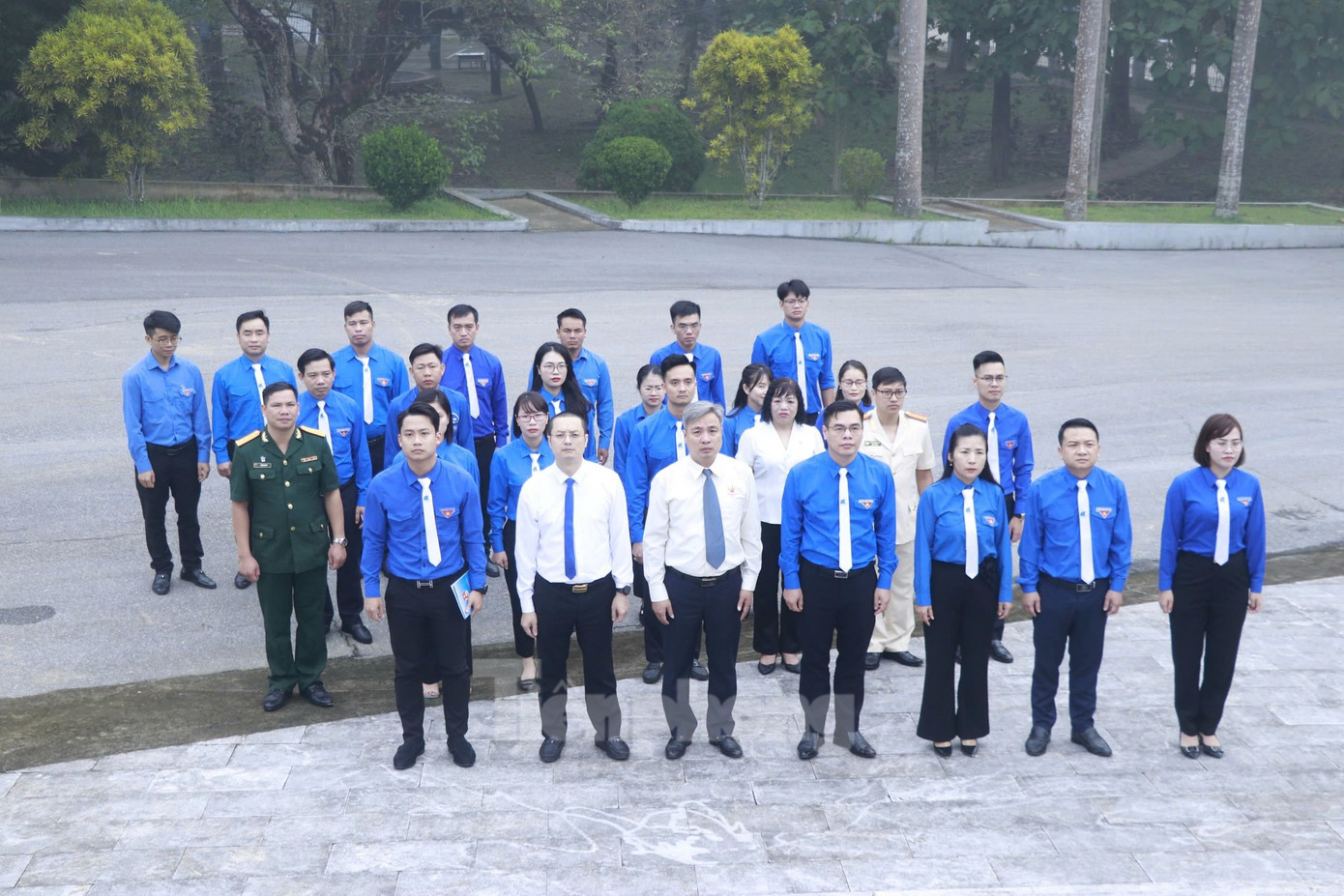 Tiếp đó, đoàn đại biểu đến viếng nghĩa trang liệt sỹ tỉnh Yên Bái. Trước anh linh của các anh hùng liệt sỹ, thanh niên Yên Bái hứa sẽ sáng suốt lựa chọn các anh, chị tham gia Uỷ ban Hội có đủ phẩm chất đạo đức, năng lực để lãnh đạo công tác Hội và phong trào thanh niên tỉnh nhà... Tiếp đó, đoàn đại biểu đến viếng nghĩa trang liệt sỹ tỉnh Yên Bái. Trước anh linh của các anh hùng liệt sỹ, thanh niên Yên Bái hứa sẽ sáng suốt lựa chọn các anh, chị tham gia Uỷ ban Hội có đủ phẩm chất đạo đức, năng lực để lãnh đạo công tác Hội và phong trào thanh niên tỉnh nhà...