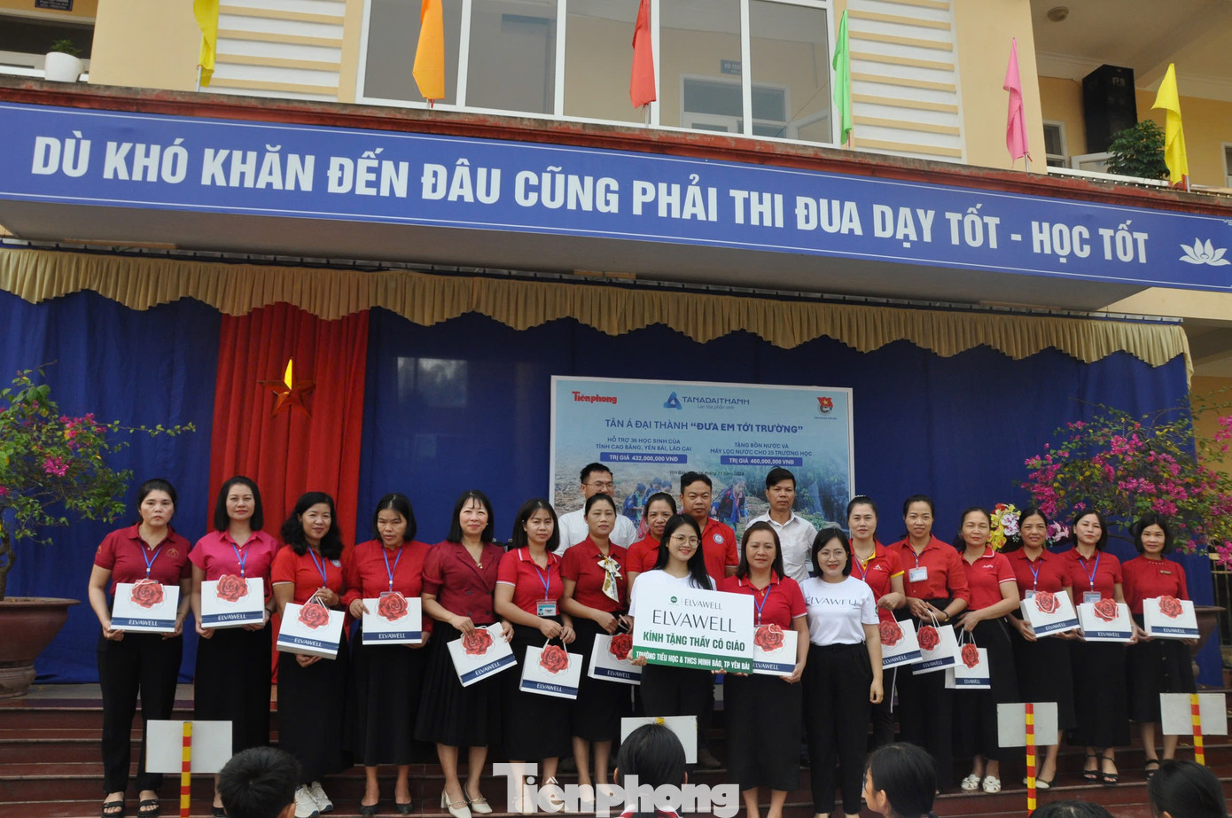 30 suất quà tri ân các thầy cô giáo được trao tặng bởi Ceo Elvawell của tập đoàn Wonder Union Đỗ Nhung 30 suất quà tri ân các thầy cô giáo được trao tặng bởi Ceo Elvawell của tập đoàn Wonder Union Đỗ Nhung