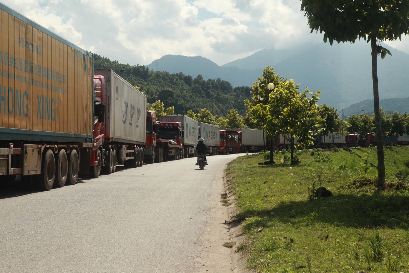 Hoạt động xuất - nhập khẩu qua cửa khẩu Kim Thành đang được khôi phục sau bão lũ.