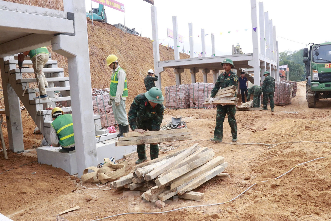 Ông Hoàng Mạnh Hà - Chủ tịch UBND huyện Lục Yên, nhấn mạnh, sự giúp đỡ của Quân khu 2 đối với địa phương trong giai đoạn hiện tại là vô cùng quan trọng, thể hiện tình quân - dân bền chặt, tình đoàn kết, đồng bào của Quân đội nhân dân Việt Nam.