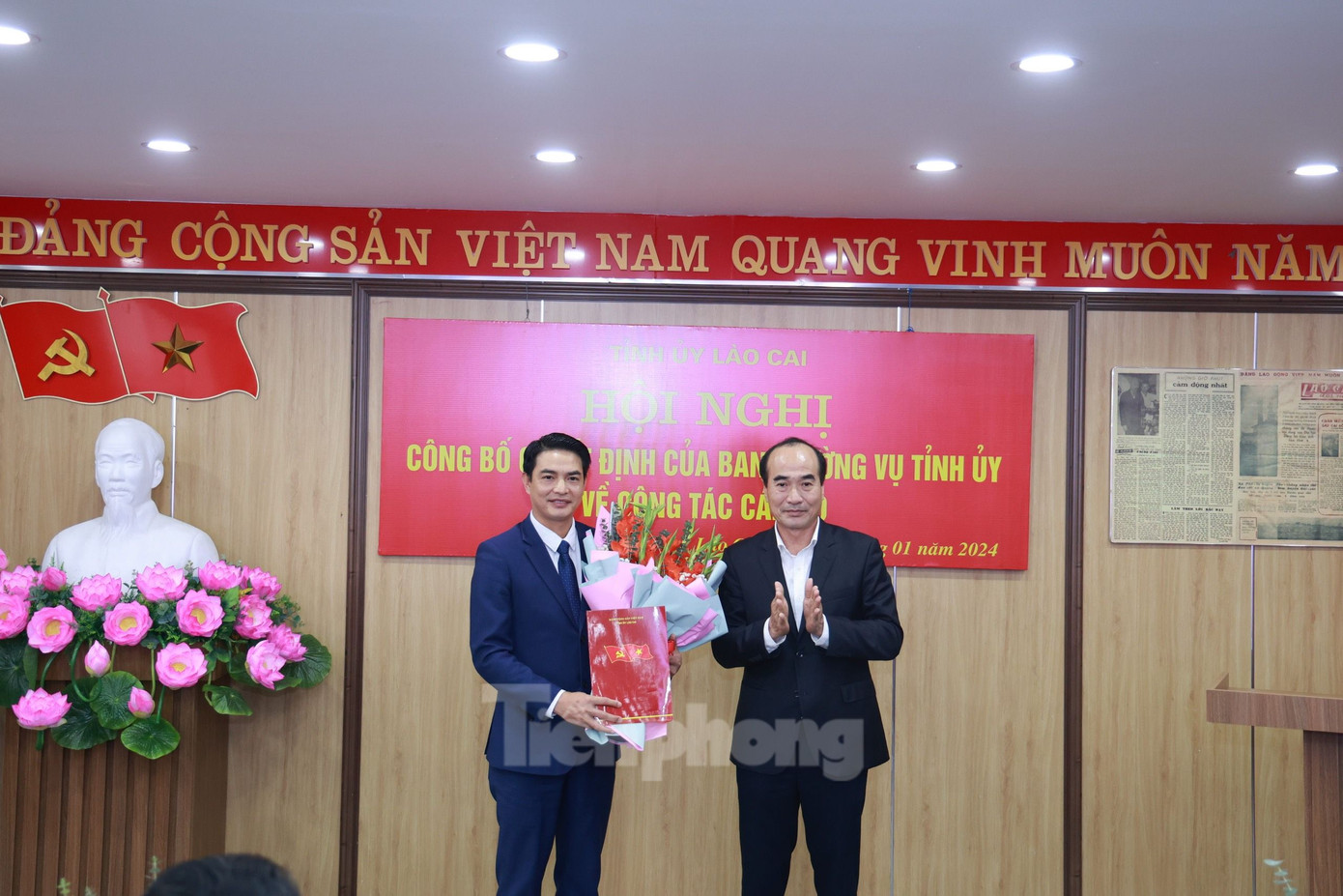 Phó Bí thư Tỉnh ủy Lào Cai trao quyết định và tặng hoa chúc mừng tân Tổng Biên tập Báo Lào Cai.