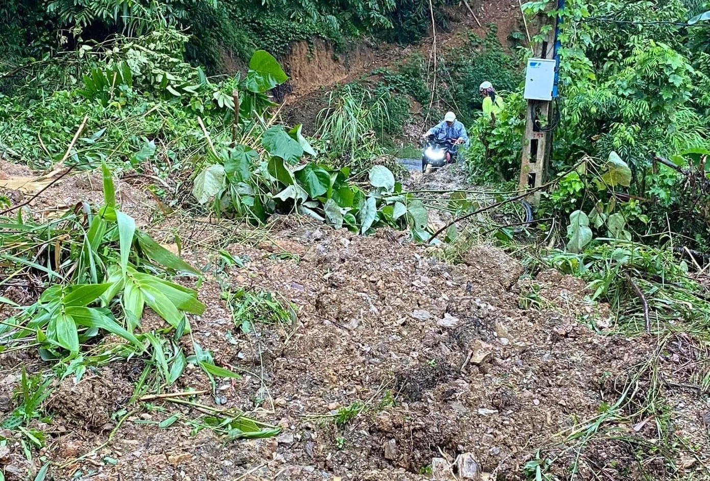 Tại khu vực cây xăng Lý Lôn, huyện Bảo Lâm, tỉnh Cao Bằng mưa lũ cũng gây sạt lở ách tắc đường.