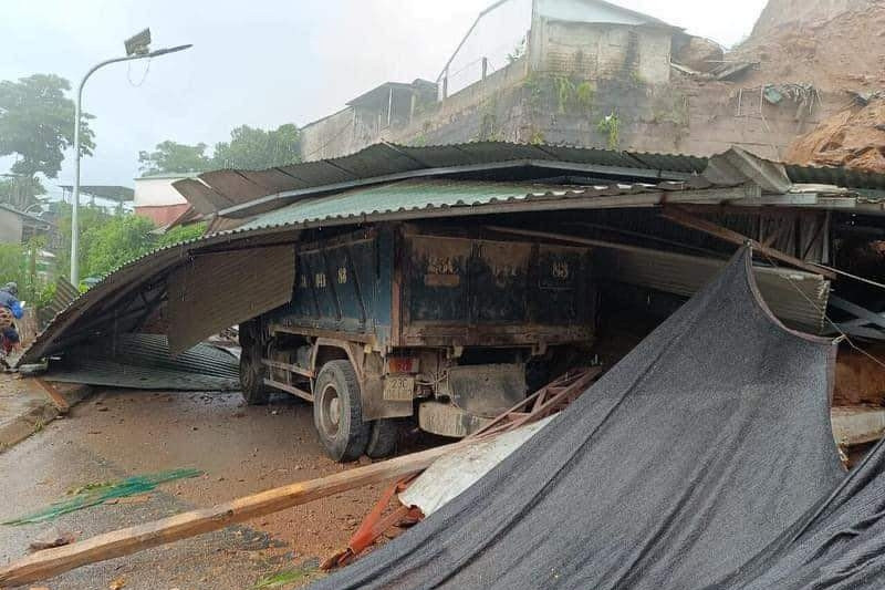 Kho chứa vật liệu xây dựng và một ôtô tải bị đất đá đè gây thiệt hại nặng.