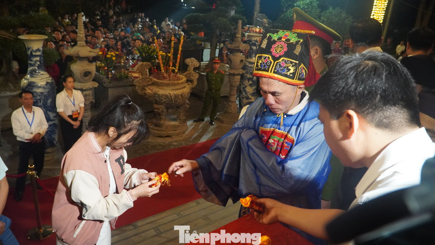 Việc xin lộc được nhiều người cho là điều không thể thiếu khi đến Lễ Mẫu tại Đền Đông Cuông dịp đầu xuân vì họ quan niệm rằng xin lộc Mẫu sẽ mang về những điều may mắn, "Tống cố, nghinh tân”, xua đi những điều không may mắn trong năm cũ, mong những điều tốt đẹp đến trong năm mới.