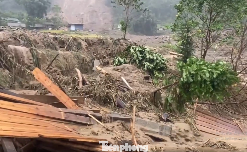 Tại hiện trường, hiện đã xác định 4 ngôi nhà tại khu vực bị sạt lở đã bị đất đá vùi lấp. Theo xác minh ban đầu, hiện 6 người tử vong. Nạn nhân được xác định là Vàng Thị M (SN 1965), Giàng Thị Ch (SN 1999), Châu Gia H (SN 2023) và Vàng Văn V (SN 2024).