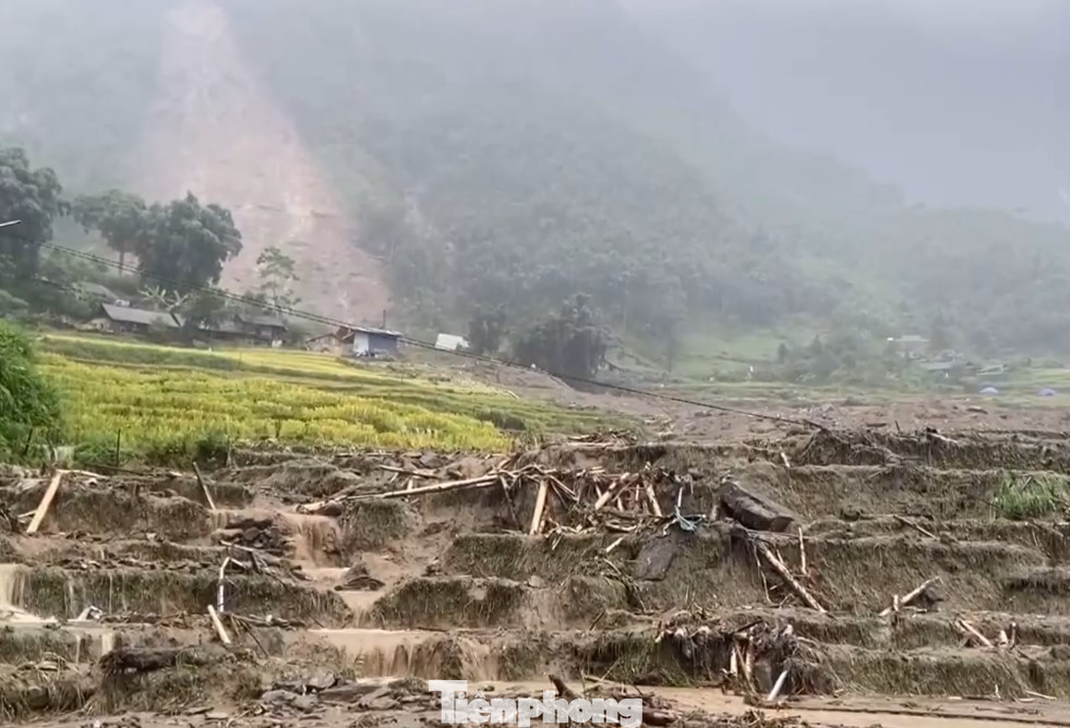 Theo lãnh đạo thị xã Sa Pa, ngay khi phát hiện sạt lở, địa phương đã huy động 54 cán bộ, dân quân tự vệ tại chỗ của xã và 26 chiến sĩ Công an thị xã tiếp cận hiện trường để thực hiện công tác cứu hộ cứu nạn, đưa người bị thương đi cấp cứu.