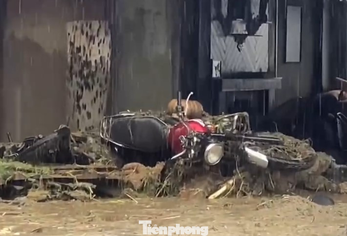 9 người bị thương đã được đưa sơ cứu kịp thời và đưa đi cấp cứu tại Bệnh viện Đa khoa thị xã Sa Pa.