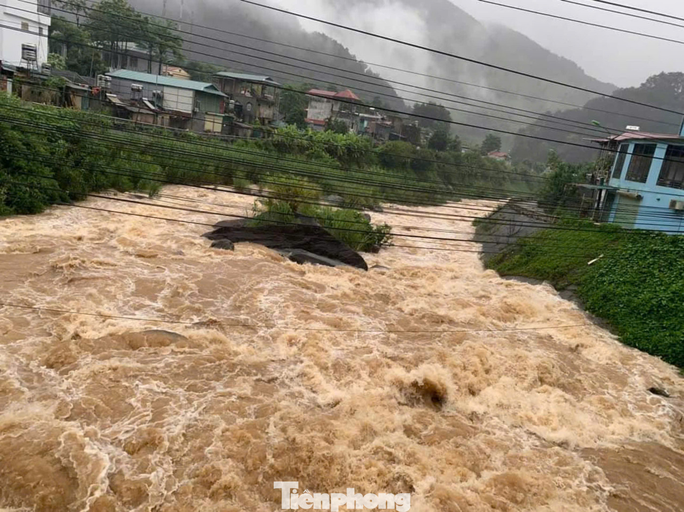 Các xã Suối Bu và Sùng Đô đã chủ động di dời hơn 50 hộ dân ở các vùng chân đồi, núi, trũng thấp có nguy cơ lũ ống, ngập úng, sạt lở về các đơn vị trường học để tránh trú tạm thời đảm bảo an toàn.