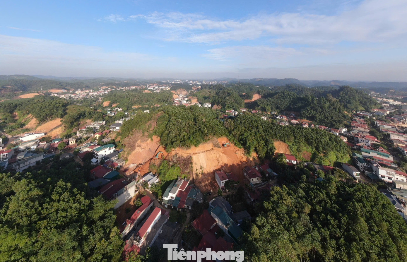 Theo thống kê, sau bão số 3, thành phố Yên Bái có trên 550 điểm sạt lở, ảnh hưởng đến trên 3.000 hộ dân và một số cơ quan, trường học. Nhiều gia đình có nhà không thể về do sạt lở, nguy cơ sạt lở.