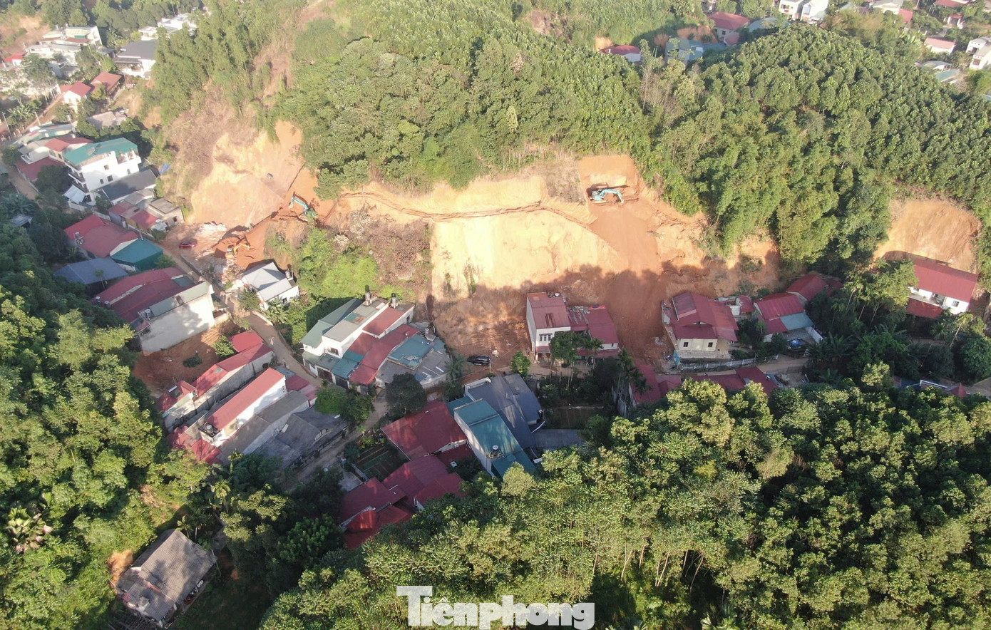 Ngoài ra, xe chở đất di chuyển rơi vãi đất trên đường, bụi bẩn mù mịt, nhà cửa, xe cộ lúc nào cũng ngập trong bụi, ô nhiễm nghiêm trọng.