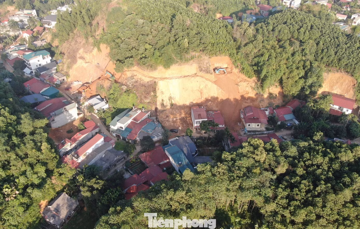 Ngoài ra, xe chở đất di chuyển rơi vãi đất trên đường, bụi bẩn mù mịt, nhà cửa, xe cộ lúc nào cũng ngập trong bụi, ô nhiễm nghiêm trọng.