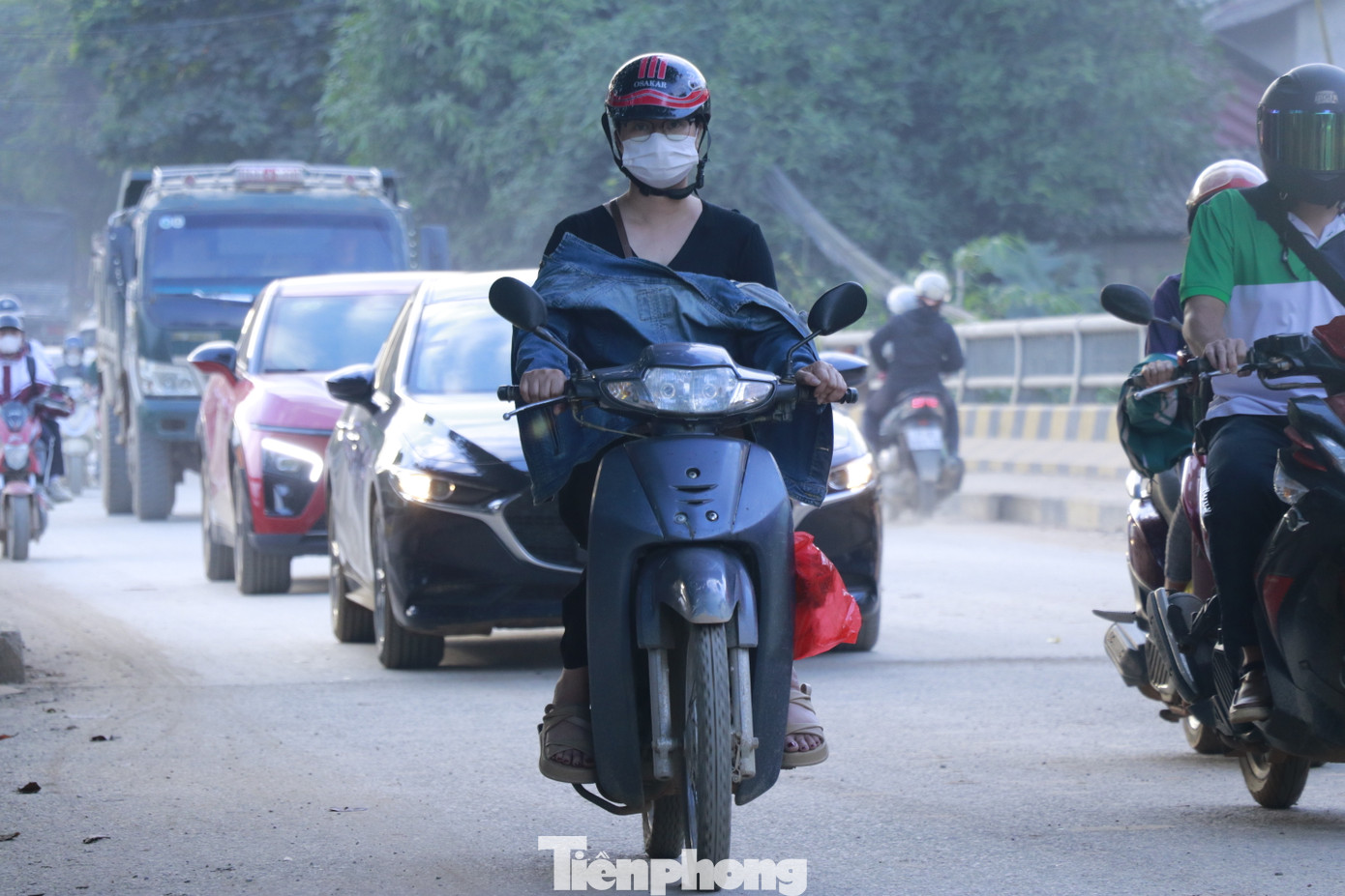 Các xe chở đất ùn ùn trên khắp các tuyến đường, bụi do xe rơi vãi, các công trình san gạt gây ô nhiễm không khí nghiêm trọng, cả thành phố hơn 1 tháng nay chìm trong "sương bụi".