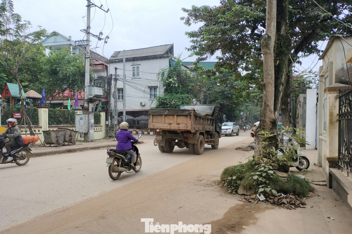 Đối với các phương tiện vận tải, địa phương cũng yêu cầu việc tuân thủ các khung giờ vận chuyển, tránh những giờ cao điểm, thành lập các tổ chuyên ngành thường xuyên kiểm tra, đôn đốc việc san gạt, đổ thải, xử lý nghiêm với những lái xe làm rơi vãi đất, chở quá khổ, quá tải.